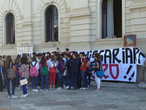 Sugli studenti di Reggio Calabria contrari al commissariamento.