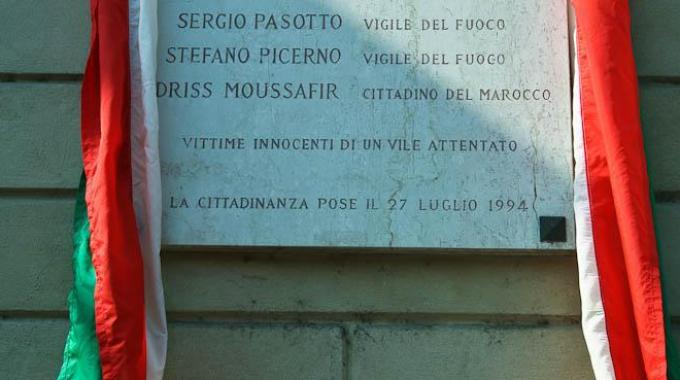 Milano, strage di via Palestro: la targa commemorativa sarà sostituita